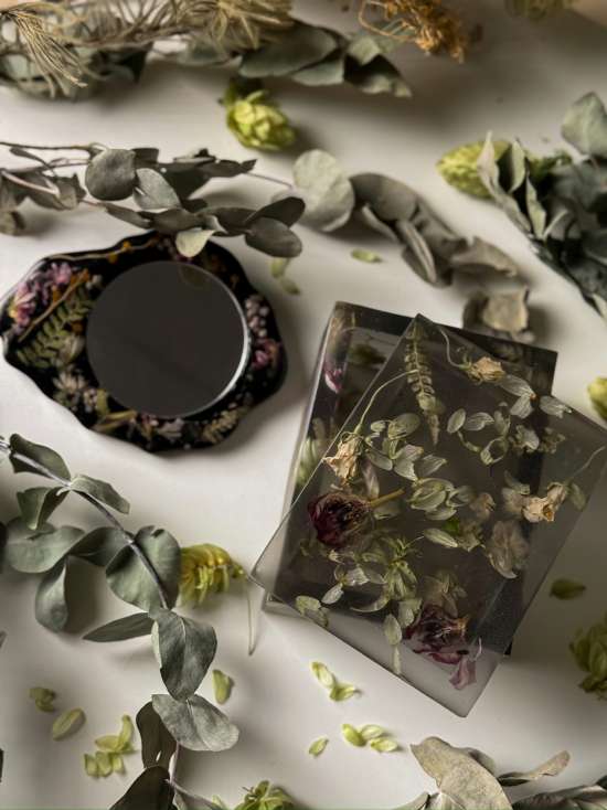 Шкатулка и зеркало с цветами из эпоксидной смолы