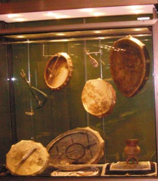 статья БЫТОВАНИЕ ЭВЕНСКОГО И ЭВЕНКИЙСКОГО БУБНА: РАЗНОВИДНОСТИ, ПРАКТИКА ИСПОЛНЕНИЯ, ТЕХНИКА ИСПОЛНЕ